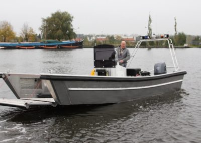 AluminiumJon.nl - Landing Craft 6m - Stuurconsole in het midden en varen met open klep