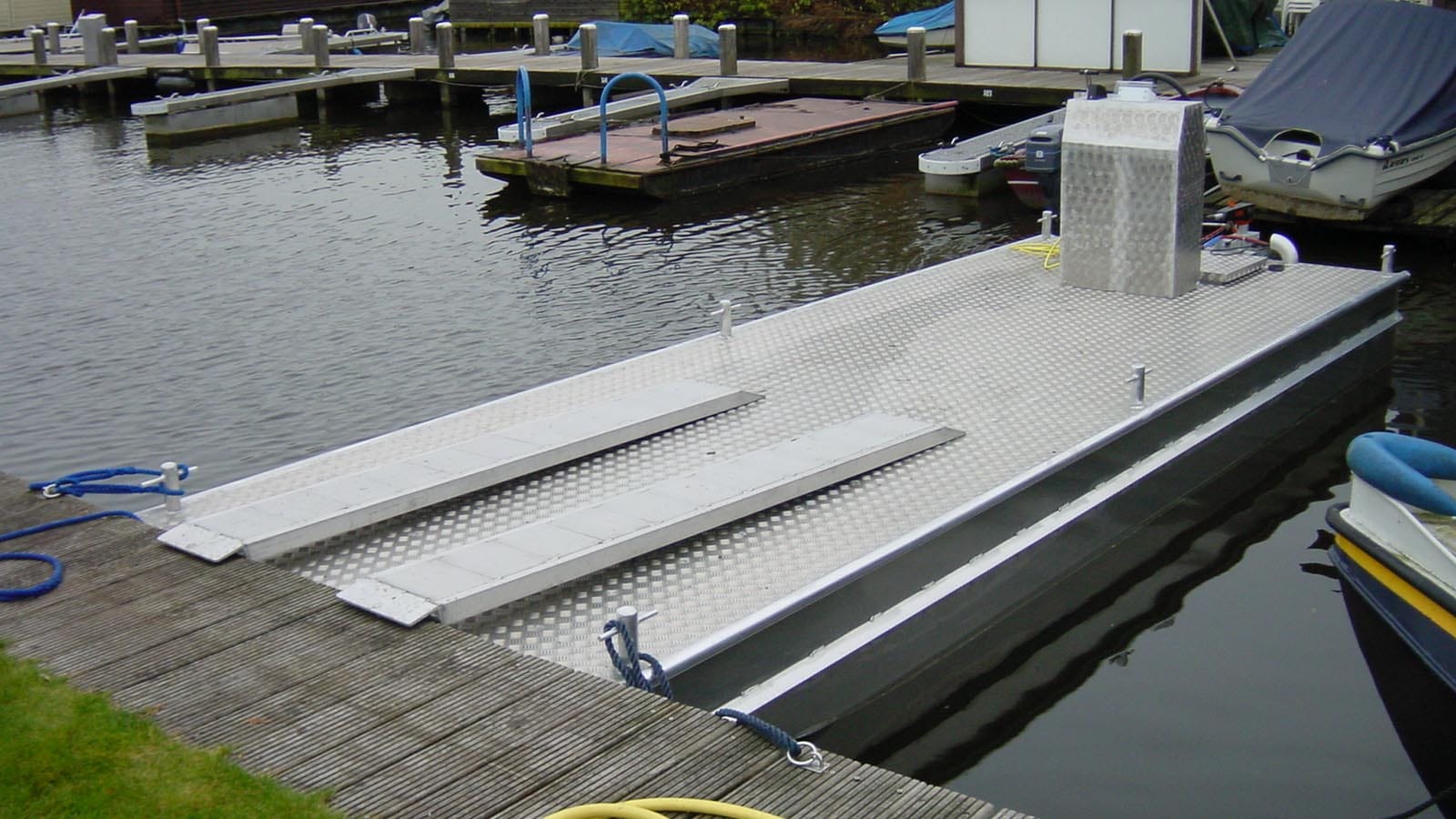 Aluminium Pontoon 6 meters. These working pontoons from AluminiumJon.nl can be loaded up to Max 2500kg