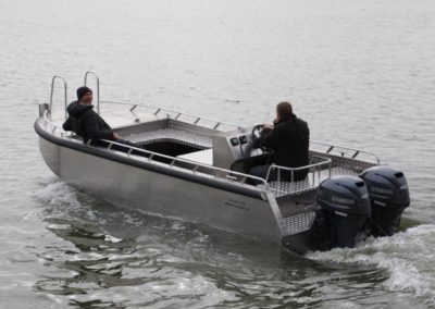 AluminiumJon.nl - Scuba 600 - Stuurconsole in het midden en 2x 40 pk Yamaha buitenboordmotoren