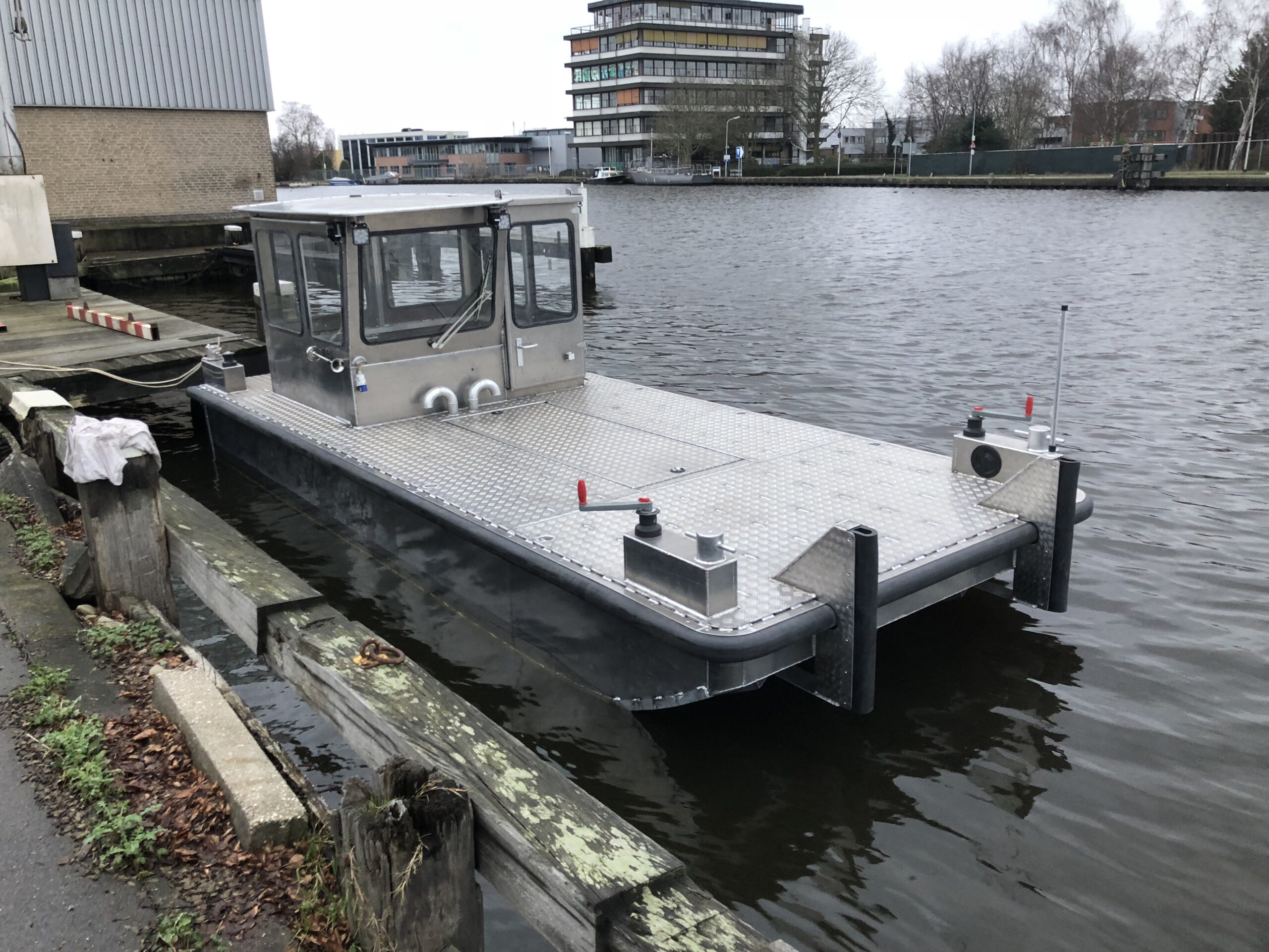 Aluminium ponton 6 meter. Deze werkpontons van AluminiumJon.nl kunnen tot max 2500kg beladen